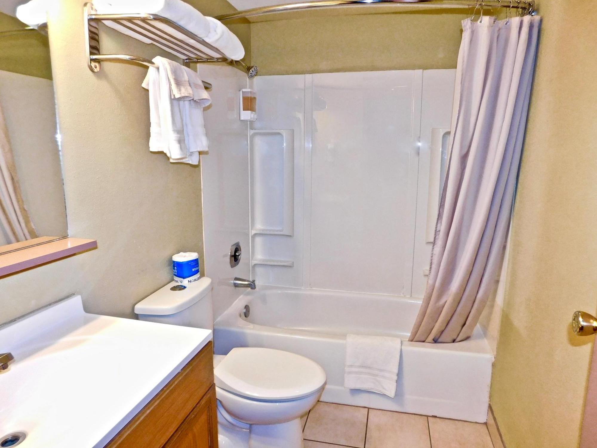 One-Bedroom Suite w/ 2 Queen Beds Kitchen / Balcony